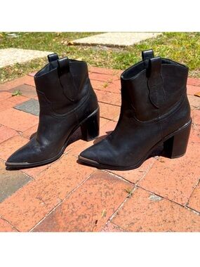 Steve Madden | Zora Black Leather Pointed-Toe Ankle Booties